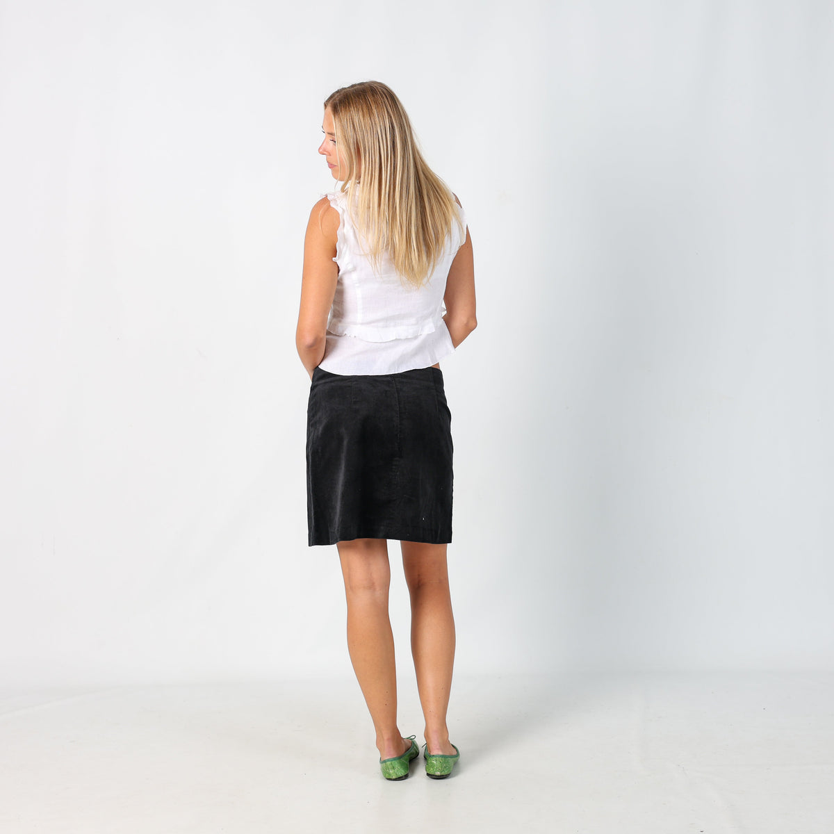 Black 90s United Colors of Benetton Woven Mini Skirt (M)